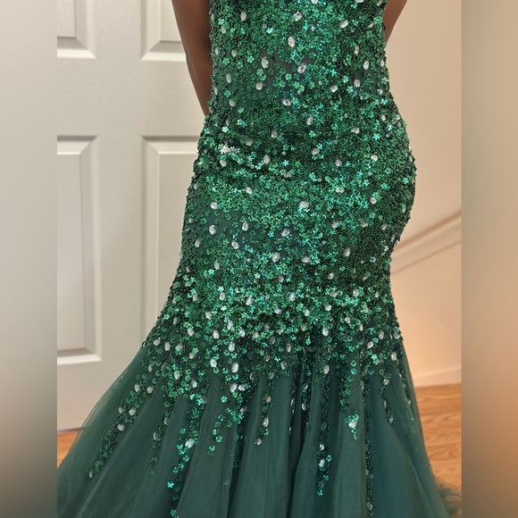 Elegant Green Evening Gown Size M - Picture 11 of 13